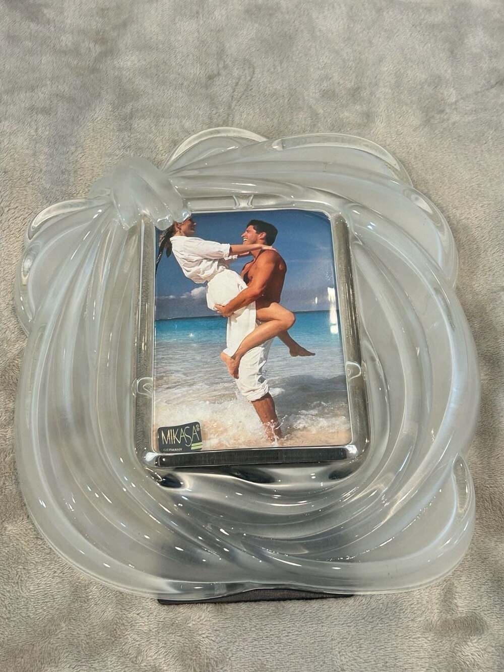 Mikasa Frosted Glass Sculptural Love Knot Picture Frame